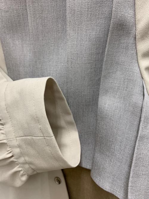 UNITED TOKYO（ユナイテッドトーキョー）UNITED TOKYO (ユナイテッドトーキョー) スライドフロントプリーツブラウス ベージュ×ブラウン サイズ:Sの古着・服飾アイテム