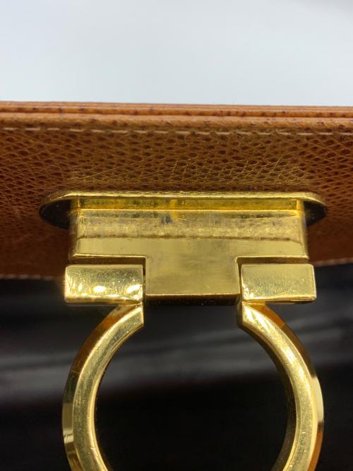 Salvatore Ferragamo（サルヴァトーレ フェラガモ）Salvatore Ferragamo (サルヴァトーレ フェラガモ) チェーンショルダーバッグ キャメルの古着・服飾アイテム