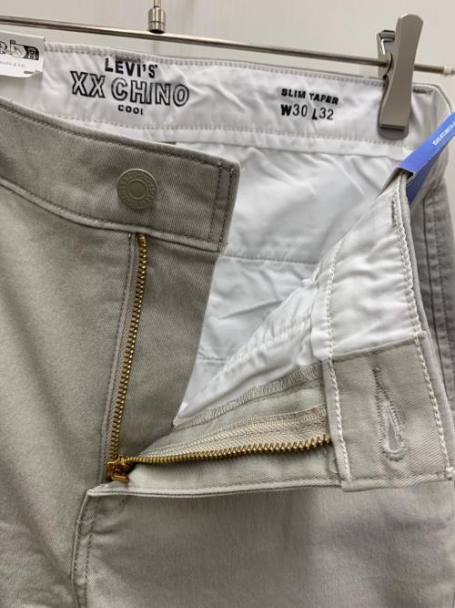 LEVI'S（リーバイス）LEVI'S (リーバイス) チノパン ライトグレー サイズ:W30×L32 未使用品の古着・服飾アイテム