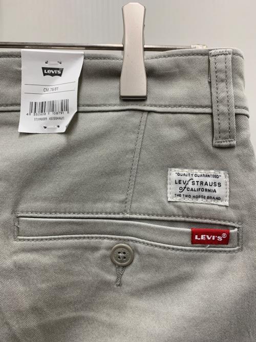 LEVI'S（リーバイス）LEVI'S (リーバイス) チノパン ライトグレー サイズ:W30×L32 未使用品の古着・服飾アイテム