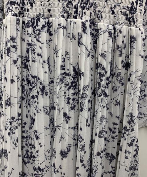 Snidel（スナイデル）Snidel (スナイデル) ウェストシャーリングプリーツワンピース ホワイトの古着・服飾アイテム