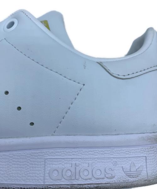 adidas（アディダス）adidas (アディダス) スニーカー ホワイト×ゴールド サイズ:27の古着・服飾アイテム