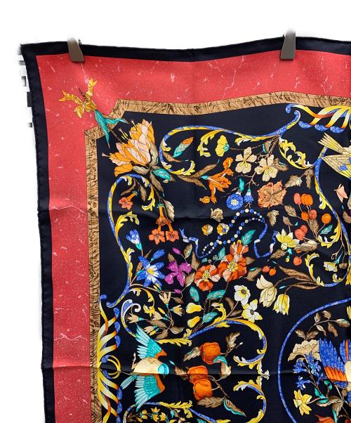 HERMES（エルメス）HERMES (エルメス) シルクスカーフ カレ90 東洋の石と西洋の石細工 レッド×ブラックの古着・服飾アイテム