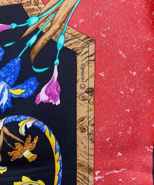 HERMES（エルメス）HERMES (エルメス) シルクスカーフ カレ90 東洋の石と西洋の石細工 レッド×ブラックの古着・服飾アイテム