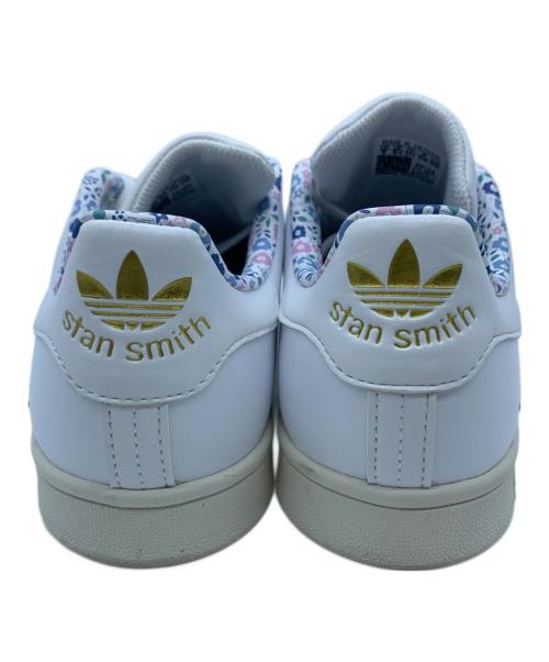 adidas（アディダス）adidas (アディダス) ローカットスニーカー ホワイト×ブルー サイズ:23の古着・服飾アイテム
