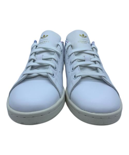 adidas（アディダス）adidas (アディダス) ローカットスニーカー ホワイト×ブルー サイズ:23の古着・服飾アイテム