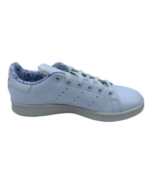 adidas（アディダス）adidas (アディダス) ローカットスニーカー ホワイト×ブルー サイズ:23の古着・服飾アイテム