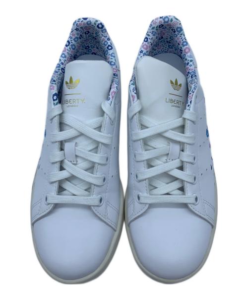 adidas（アディダス）adidas (アディダス) ローカットスニーカー ホワイト×ブルー サイズ:23の古着・服飾アイテム