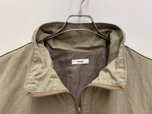 PERUSHU（ペルーシュ）PERUSHU (ペルーシュ) ナイロンジャケット ベージュ サイズ:Lの古着・服飾アイテム