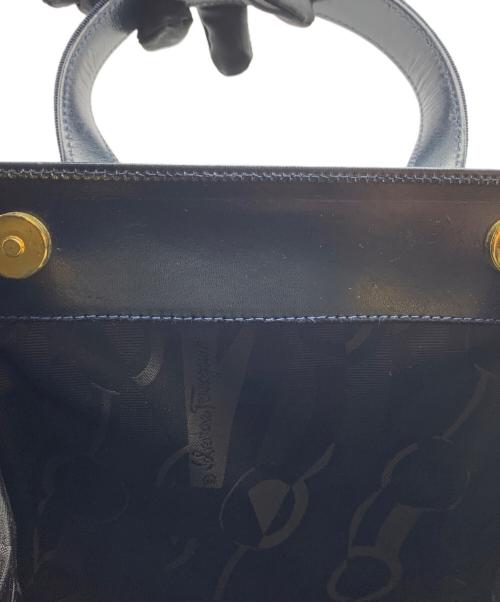 Salvatore Ferragamo（サルヴァトーレ フェラガモ）Salvatore Ferragamo (サルヴァトーレ フェラガモ) ハンドバッグ　ヴァラリボン ネイビーの古着・服飾アイテム