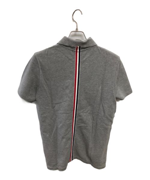 Thom Browne（トムブラウン）Thom Browne (トムブラウン) CLASSIC PIQUE STRIPE RELAX POLO SHIRT／クラシックピケ ストライプ リラックス ポロシャツ ライトグレー サイズ:2の古着・服飾アイテム