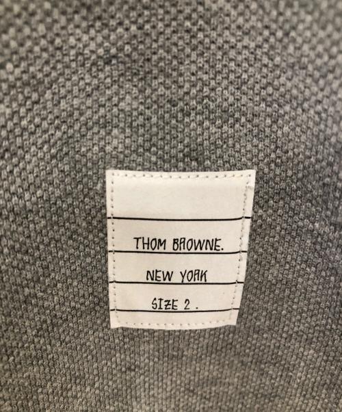 Thom Browne（トムブラウン）Thom Browne (トムブラウン) CLASSIC PIQUE STRIPE RELAX POLO SHIRT／クラシックピケ ストライプ リラックス ポロシャツ ライトグレー サイズ:2の古着・服飾アイテム