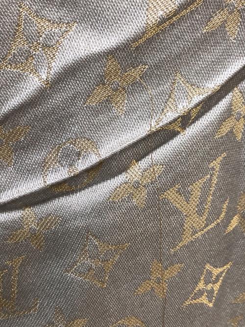 LOUIS VUITTON（ルイ ヴィトン）LOUIS VUITTON (ルイ ヴィトン) ショール・モノグラム シャイン／SHAWL MONOGRAM SHAIN ベージュの古着・服飾アイテム