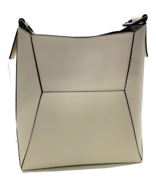 CHARLES & KEITH（チャールズアンドキース）CHARLES & KEITH (チャールズ＆キース) ナスリン ジオメトリックトートバッグ／NASRIN GEOMETRIC TOTE BAG ホワイトの古着・服飾アイテム