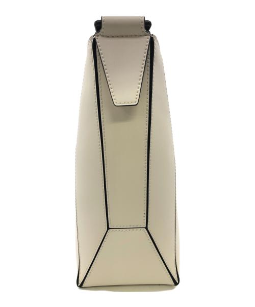 CHARLES & KEITH（チャールズアンドキース）CHARLES & KEITH (チャールズ＆キース) ナスリン ジオメトリックトートバッグ／NASRIN GEOMETRIC TOTE BAG ホワイトの古着・服飾アイテム