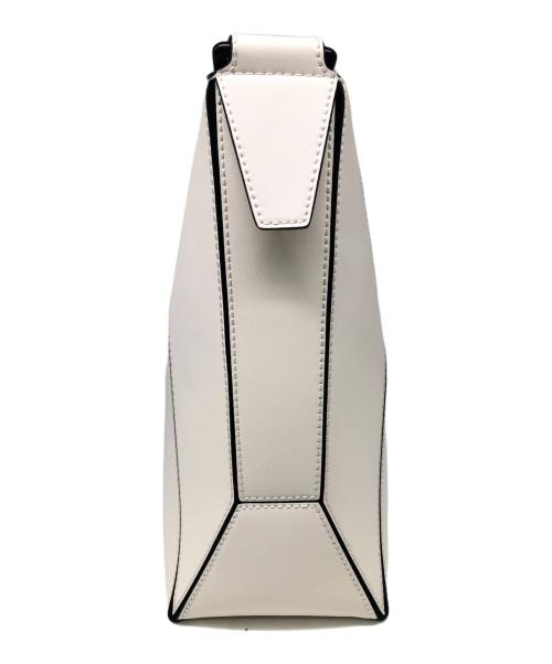 CHARLES & KEITH（チャールズアンドキース）CHARLES & KEITH (チャールズ＆キース) ナスリン ジオメトリックトートバッグ／NASRIN GEOMETRIC TOTE BAG ホワイトの古着・服飾アイテム