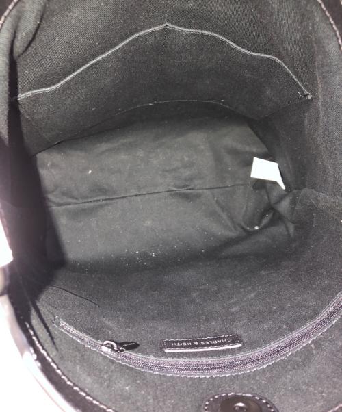 CHARLES & KEITH（チャールズアンドキース）CHARLES & KEITH (チャールズ＆キース) ナスリン ジオメトリックトートバッグ／NASRIN GEOMETRIC TOTE BAG ホワイトの古着・服飾アイテム