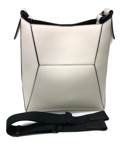 CHARLES & KEITH（チャールズアンドキース）CHARLES & KEITH (チャールズ＆キース) ナスリン ジオメトリックトートバッグ／NASRIN GEOMETRIC TOTE BAG ホワイトの古着・服飾アイテム