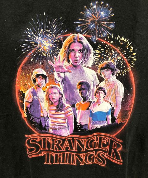 ストレンジャーシングス（ストレンジャーシングス）ストレンジャーシングス (ストレンジャーシングス) ストレンジャーシングス プリントTシャツ／STRANGER THINGS PRINT T-SHIRT ブラック サイズ:SIZE Lの古着・服飾アイテム