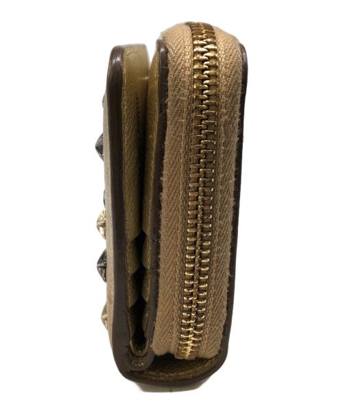 JIMMY CHOO（ジミーチュウ）JIMMY CHOO (ジミーチュウ) スタースタッズレザーウォレット／STAR STUDS LEATHER WALLET ベージュの古着・服飾アイテム