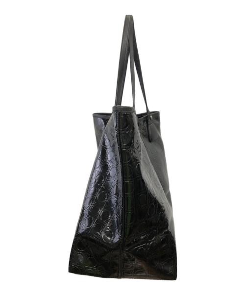 Salvatore Ferragamo（サルヴァトーレ フェラガモ）Salvatore Ferragamo (サルヴァトーレ フェラガモ) ガンチーニ エナメルトート／GANCINO ENAMEL TOTE ブラックの古着・服飾アイテム