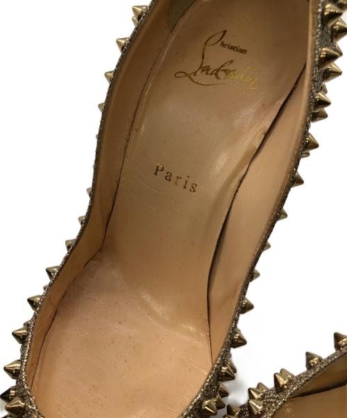 Christian Louboutin（クリスチャン・ルブタン）Christian Louboutin (クリスチャン・ルブタン) FOLLIES SPIKESGOLD／フォーリーズ スパイクス ゴールド ゴールド サイズ:SIZE 37 2/1の古着・服飾アイテム