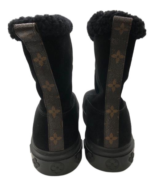 LOUIS VUITTON（ルイ ヴィトン）LOUIS VUITTON (ルイ ヴィトン) BREAZY LINE MONOGRAM×SUEDE MOUTON BOOTS／ブリージーライン モノグラム×スエード ムートンブーツ ブラック サイズ:Mの古着・服飾アイテム