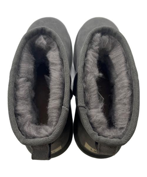 UGG（アグ）UGG (アグ) ESSENTIAL MINI MOUTON BOOTS／エッセンシャルミニ ムートンブーツ グレー サイズ:24cm 未使用品の古着・服飾アイテム