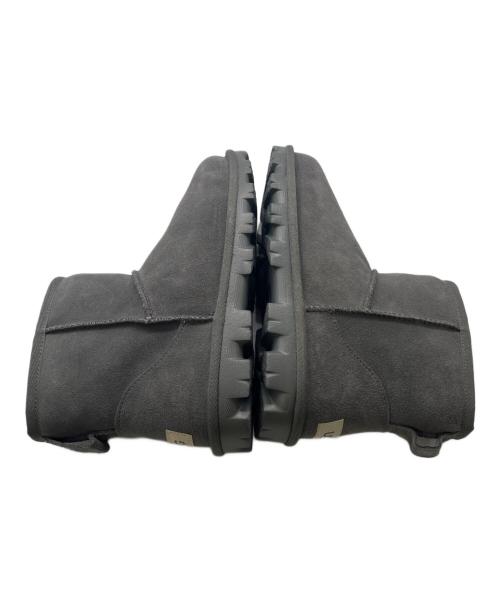 UGG（アグ）UGG (アグ) ESSENTIAL MINI MOUTON BOOTS／エッセンシャルミニ ムートンブーツ グレー サイズ:24cm 未使用品の古着・服飾アイテム