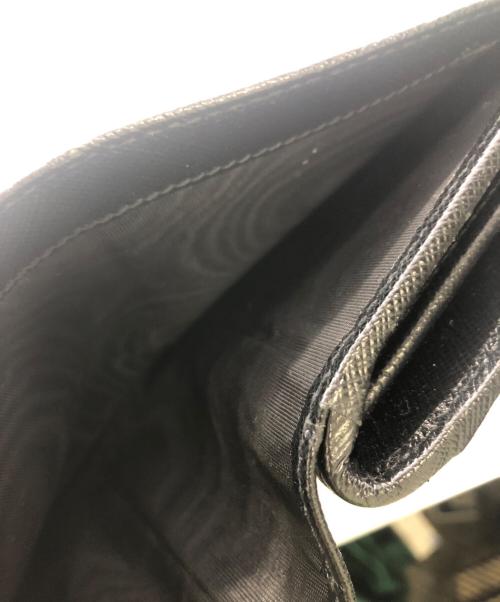 PRADA（プラダ）PRADA (プラダ) サフィアーノレザーコンパクトウォレット／SAFFIANO LEATHER COMPACT WALLET ブラックの古着・服飾アイテム