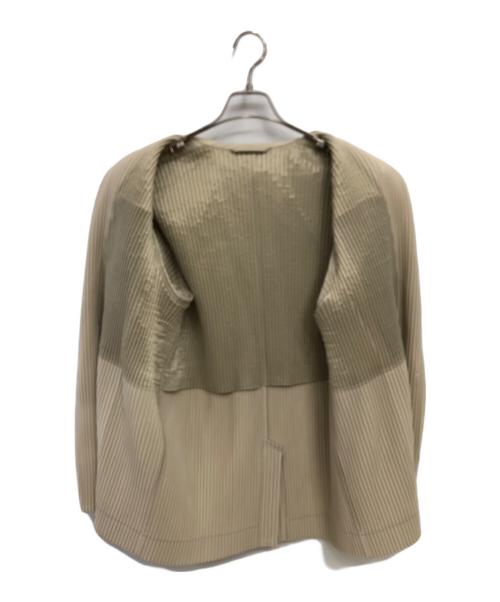 HOMME PLISSE ISSEY MIYAKE（オム プリッセ イッセイ ミヤケ）HOMME PLISSE ISSEY MIYAKE (オム プリッセ イッセイ ミヤケ) テーラードプリーツ 2ボタンジャケット／TAILORED PLEATS 2B JACKET ベージュ サイズ:3の古着・服飾アイテム