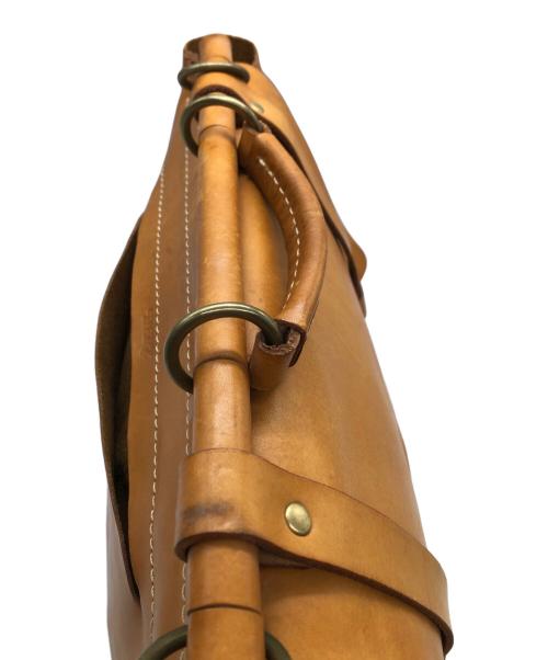 Herz（ヘルツ）Herz (ヘルツ) 棒屋根かぶせバッグ ベージュの古着・服飾アイテム