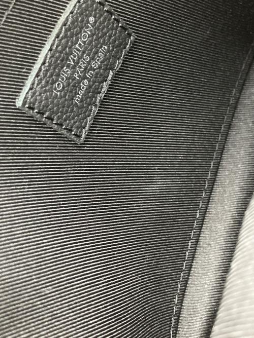 LOUIS VUITTON（ルイ ヴィトン）LOUIS VUITTON (ルイ ヴィトン) メッセンジャーバッグ ブラックの古着・服飾アイテム