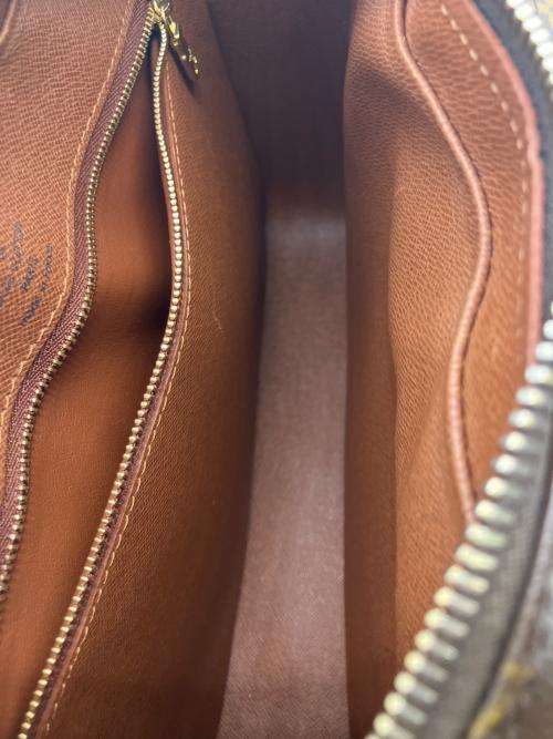 LOUIS VUITTON（ルイ ヴィトン）LOUIS VUITTON (ルイ ヴィトン) ショルダーバッグ ブラウンの古着・服飾アイテム