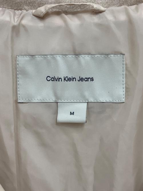 Calvin Klein Jeans（カルバンクラインジーンズ）Calvin Klein Jeans (カルバンクラインジーンズ) ダウンジャケット ベージュ サイズ:Mの古着・服飾アイテム