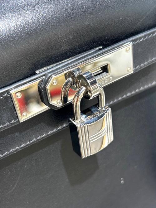 HERMES（エルメス）HERMES (エルメス) Kelly 28 ケリー 28/外縫い/ボックスカーフ/ブラック/▢D刻印：2000年製造/シルバー金具 ブラック サイズ:28の古着・服飾アイテム