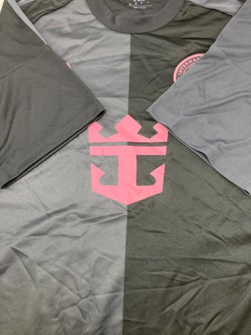 adidas（アディダス）adidas (アディダス) 半袖カットソー ブラック×ピンク サイズ:3XL 未使用品の古着・服飾アイテム