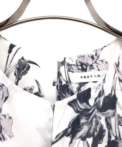 FRAY ID（フレイ アイディー）FRAY ID (フレイ アイディー) ウエストシャーリングフラワープリントワンピース ホワイトの古着・服飾アイテム