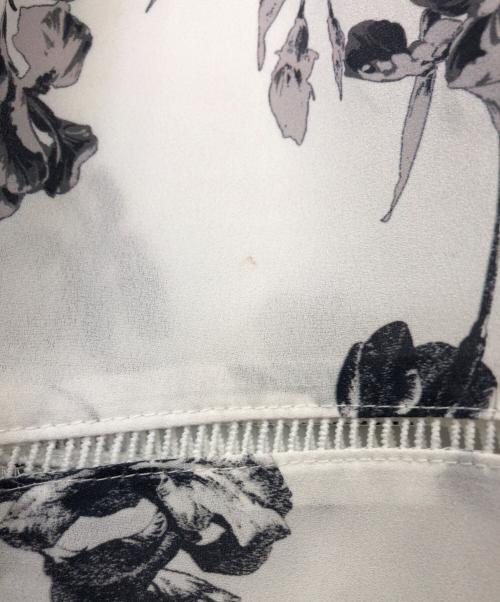 FRAY ID（フレイ アイディー）FRAY ID (フレイ アイディー) ウエストシャーリングフラワープリントワンピース ホワイトの古着・服飾アイテム