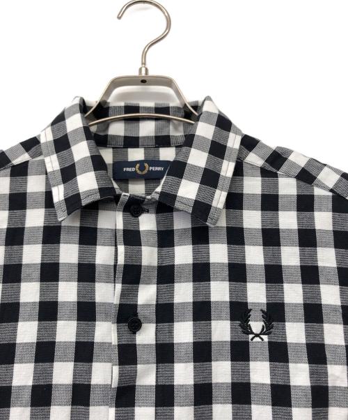 FRED PERRY（フレッドペリー）FRED PERRY (フレッドペリー) 半袖シャツ ブラック×ホワイト サイズ:Sの古着・服飾アイテム