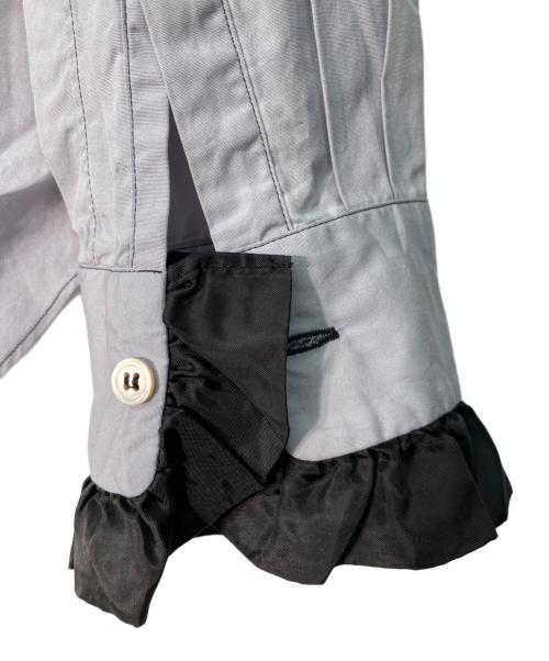 COMME des GARCONS HOMME PLUS（コムデギャルソンオムプリュス）COMME des GARCONS HOMME PLUS (コムデギャルソンオムプリュス) フリルカラー装飾デザインL/S AD2011 デカダンス期 グレー サイズ:Sの古着・服飾アイテム
