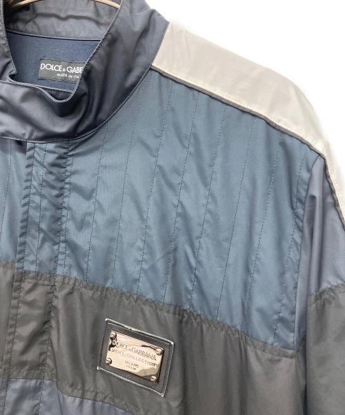 DOLCE & GABBANA（ドルチェ＆ガッバーナ）DOLCE & GABBANA (ドルチェ＆ガッバーナ) メタルプレートナイロンジャケット ネイビー サイズ:58の古着・服飾アイテム