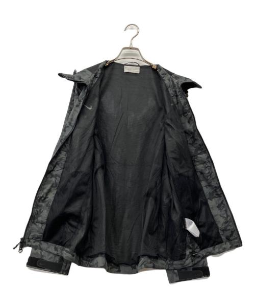 NIKE（ナイキ）NIKE (ナイキ) F.C.Real Bristol (エフシーレアルブリストル) Mastermind JAPAN (マスターマインド ジャパン) スカルカモナイロンパーカー グレー サイズ:Mの古着・服飾アイテム