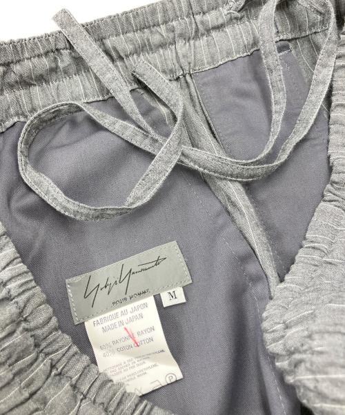 Yohji Yamamoto pour homme（ヨウジヤマモト プールオム）Yohji Yamamoto pour homme (ヨウジヤマモト プールオム) 筆記体タグ 丸文字タグ ストライプイージーパンツ グレー サイズ:Mの古着・服飾アイテム