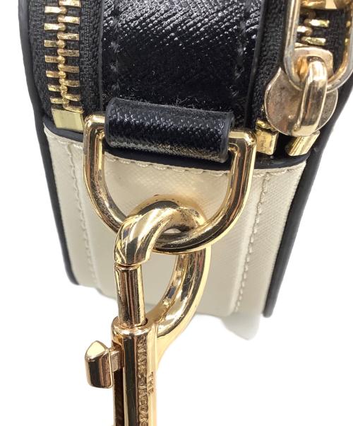 MARC JACOBS（マークジェイコブス）MARC JACOBS (マークジェイコブス) THE SNAPSHOT LEATHER CAMERA BAG ベージュ×ブラックの古着・服飾アイテム