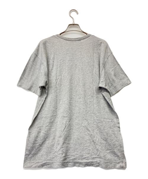 PLAY COMME des GARCONS（プレイコムデギャルソン）PLAY COMME des GARCONS (プレイコムデギャルソン) ワッペン付ラウンドネックTシャツ グレー サイズ:XLの古着・服飾アイテム
