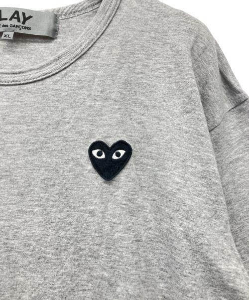 PLAY COMME des GARCONS（プレイコムデギャルソン）PLAY COMME des GARCONS (プレイコムデギャルソン) ワッペン付ラウンドネックTシャツ グレー サイズ:XLの古着・服飾アイテム