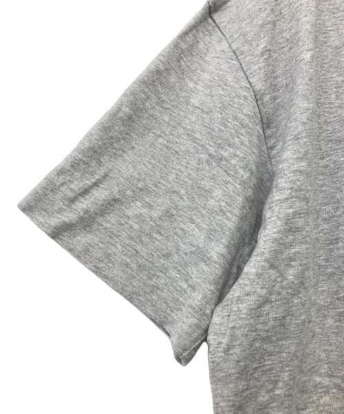 PLAY COMME des GARCONS（プレイコムデギャルソン）PLAY COMME des GARCONS (プレイコムデギャルソン) ワッペン付ラウンドネックTシャツ グレー サイズ:XLの古着・服飾アイテム