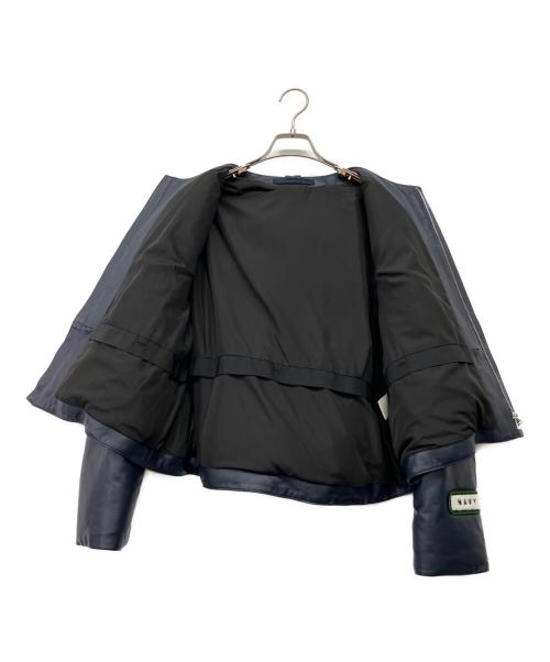 NAVY.WO（ネイビー・ウォ）NAVY.WO (ネイビー・ウォ) ダウンマフラー付ノーカラーレザーダウン ネイビー サイズ:2の古着・服飾アイテム