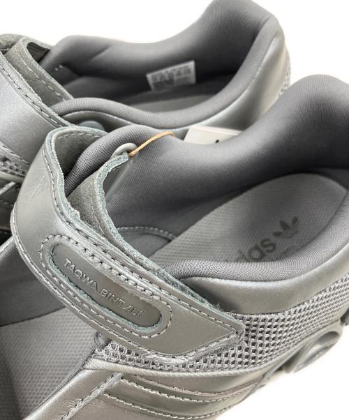 adidas（アディダス）adidas (アディダス) Taqwa Bint Ali MEGARIDE MARY-JANEスニーカー グレー サイズ:28 未使用品の古着・服飾アイテム